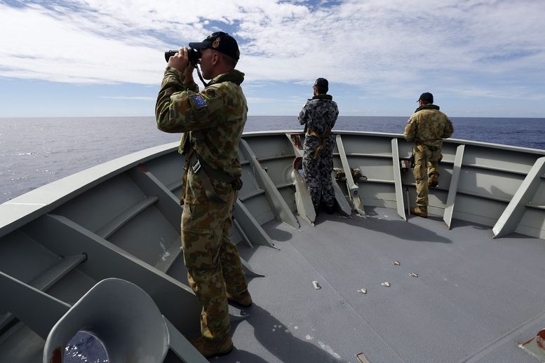 Posádka australské lodě HMAS Perth pátrá po troskách boeingu. 