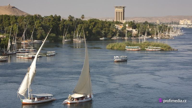 Plachetnice na Nilu u města Asuán, Egypt