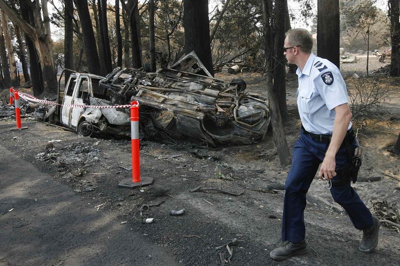 Australský policista u spáleniště u Kingslake