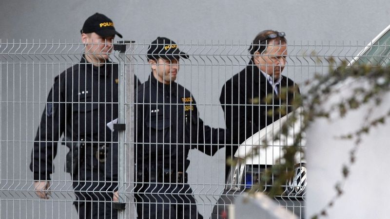 Bývalý šéf pražské městské policie Vladimír Kotrouš před vazební věznici Ruzyně