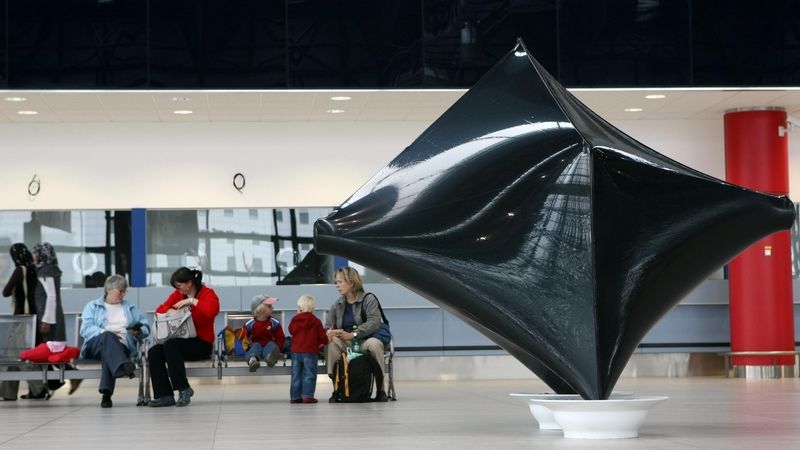 Umělecké objekty mají polidštit prostředí letiště.
