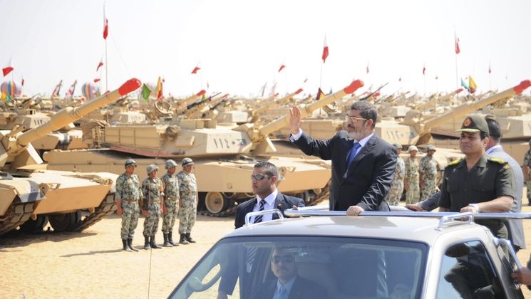 Egyptský prezident Muhammad Mursí (na autě vlevo) s ministrem obrany Abdalem Fatahem Sisim