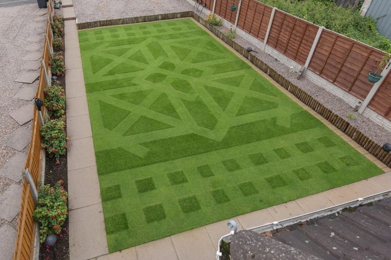 Angličan Keith Smith si sekání užívá, na jeho trávníku je to jasně zřetelné. 