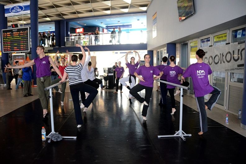 Den tance v Ostravě 29.4.2014: Balet na hlavním nádraží v Ostravě.