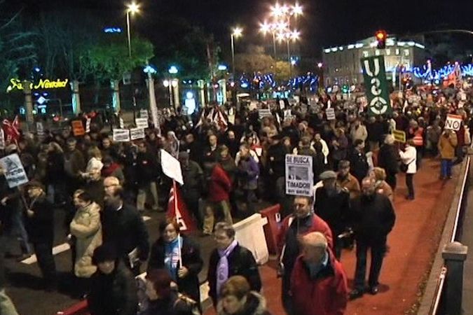 BEZ KOMENTÁŘE: Tisíce nespokojených Španělů protestovaly v noci v Madridu