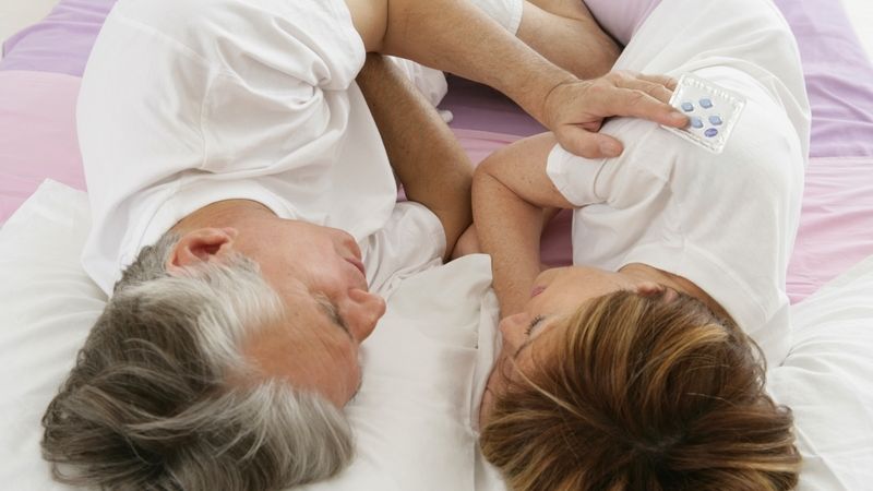 Mezi časté zabijáky sexu patří poruchy erekce i menopauza.