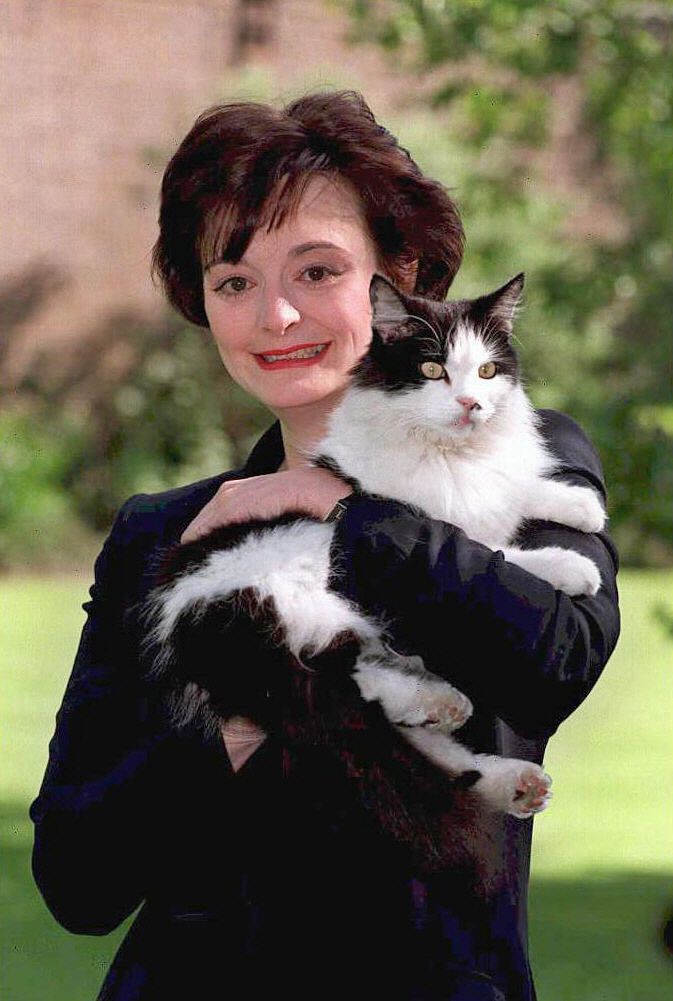 Oficiální fotografie Cherie s kocourem Humphreyem, na které je výraz Cherie poněkud křečovitý a kocour je pod uklidňujícími prášky