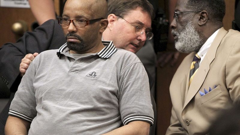 Obviněný vrah Anthony Sowell (vlevo) u soudu