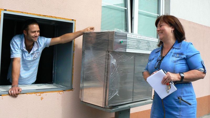 Náměstkyně pro ošetřovatelskou péči Šárka Tavandzisová čeká, až technici nový baboybox umístí na stěnu lékárny Krnovské nemocnice