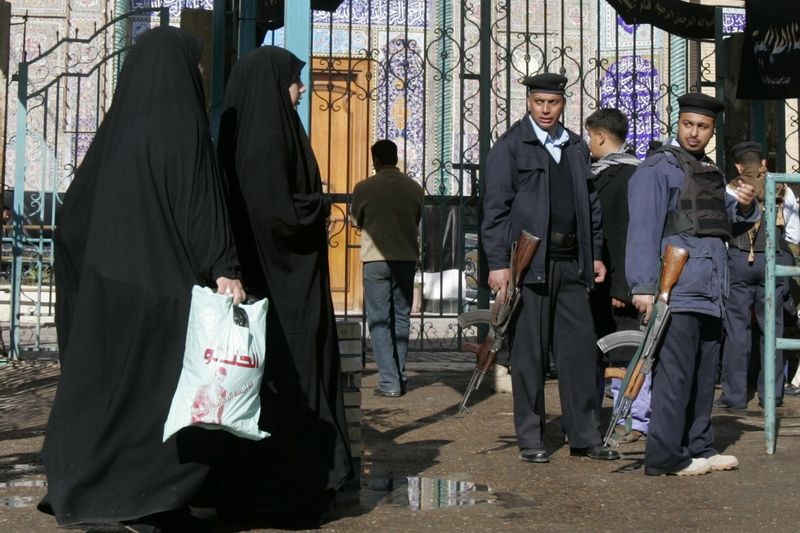 Irácké ženy míjí vchod do mešity, kde se odpálila sebevražedná atentátnice. 