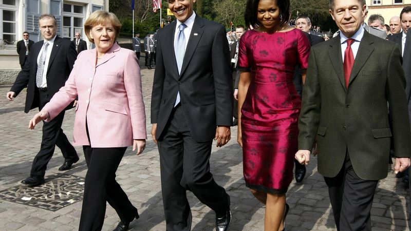 3. dubna: Obamovi, Angela Merkelová a její muž Joachim Sauer v německém Baden-Badenu. Michelle Obamová zvolila svěží vínové šaty.