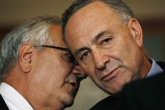 Barney Frank (vlevo) a Chuck Schumer se radí během jednání Kongresu.