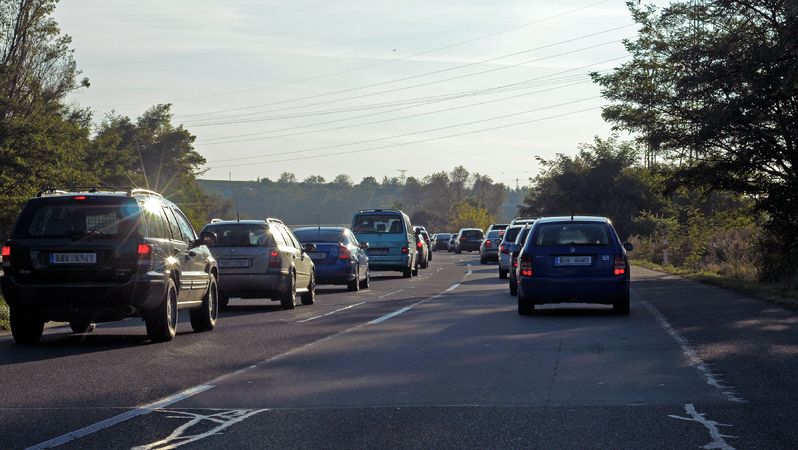 V pátek a o víkendu hrozí na německých a rakouských dálnicích velké zdržení v kolonách. Ilustrační foto