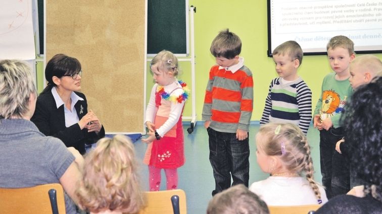 Eva Katrušáková na jedné z akcí lákajících děti i rodiče k předčítání. 