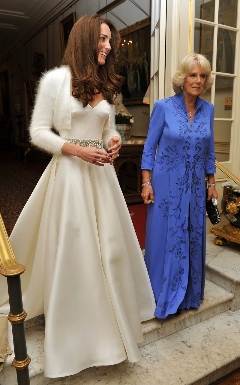 Vévodkyně z Cambridge na večerní akci oblékla bílé saténové šaty. Na snímku s manželkou prince Charlese Camillou, vévodkyní z Cornwallu.