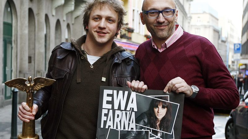 Tomáš Klus bude Anděly moderovat se zpěvačkou Ewou Farnou (na plakátu). Lešek Wronka (vpravo) šéfuje týmu, který ceny vyhlašuje a pořádá.