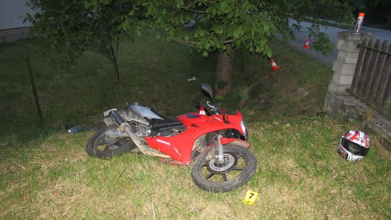 Motorkář léta neřídil, když si půjčil motorku, havaroval a po nehodě zemřel.