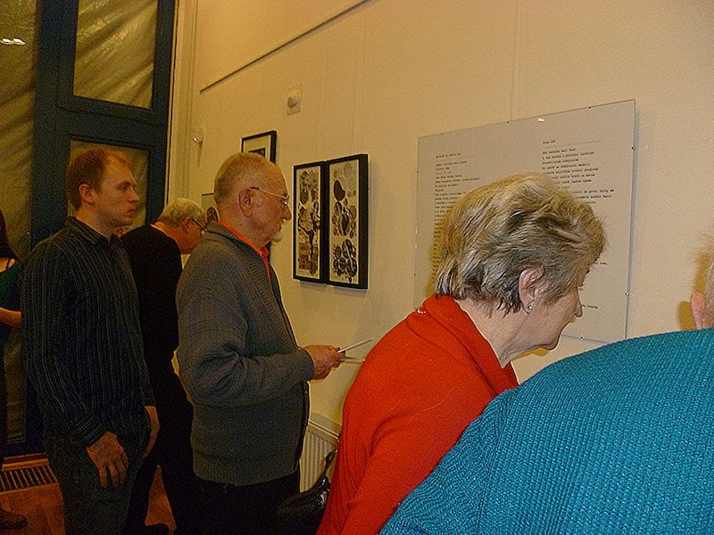 Návštěvníci, kteří zcela zaplnili sál Galerie pod radnicí, si se zájmem prohlédli vystavené práce z oblasti koláží i poezie.