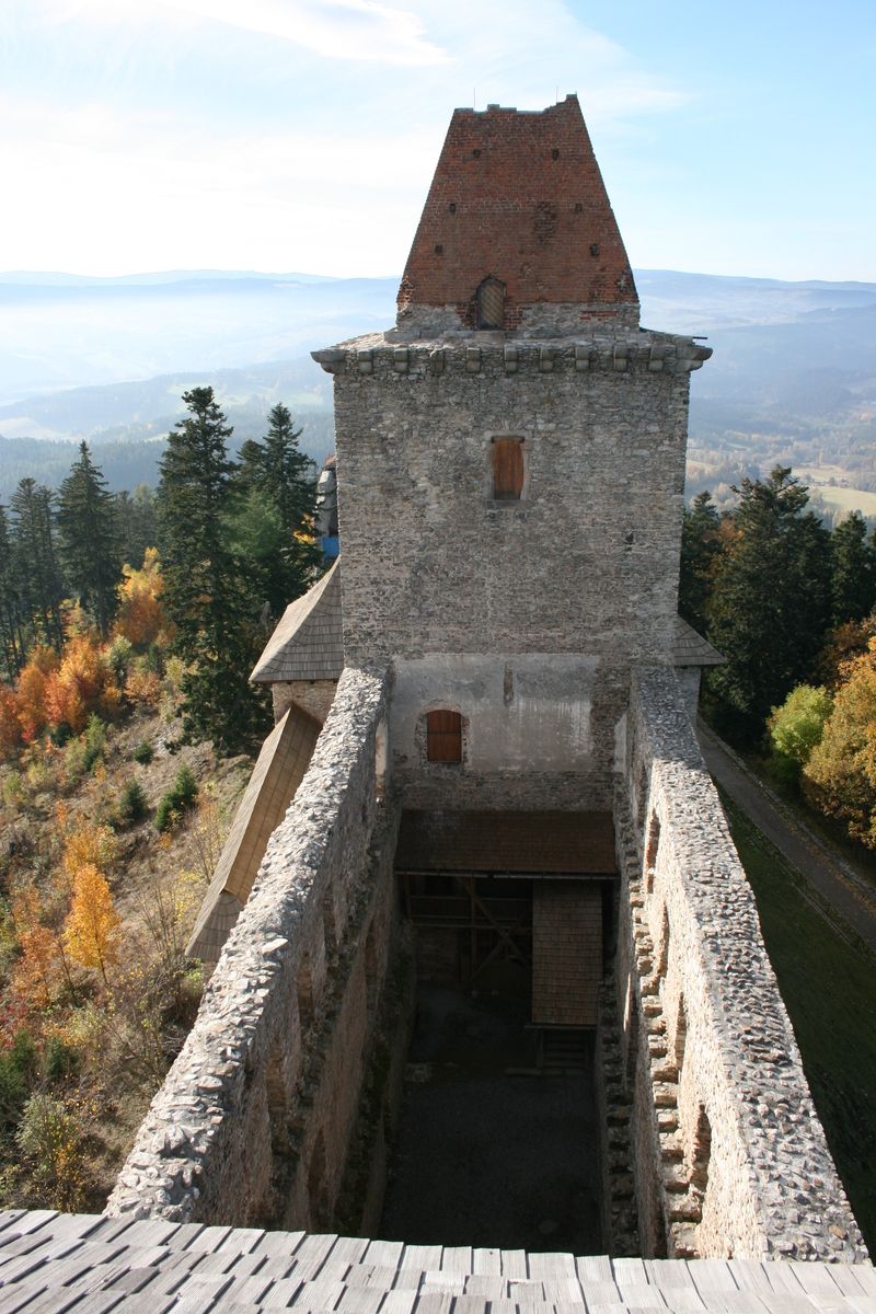 Jádro hradu s obytnou věží