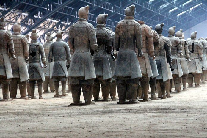 Sochy válečníků jsou vyšší než průměrní Číňané, v době vzniku byli válečníci obři. 