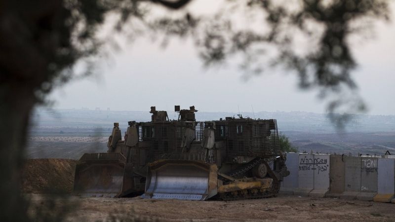 Izraelské obrněné buldozery u hranic s pásmem Gazy