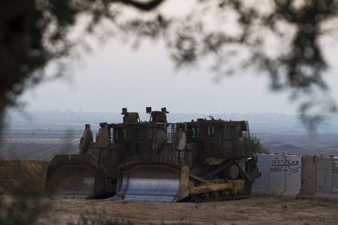 Izraelské obrněné buldozery u hranic s pásmem Gazy