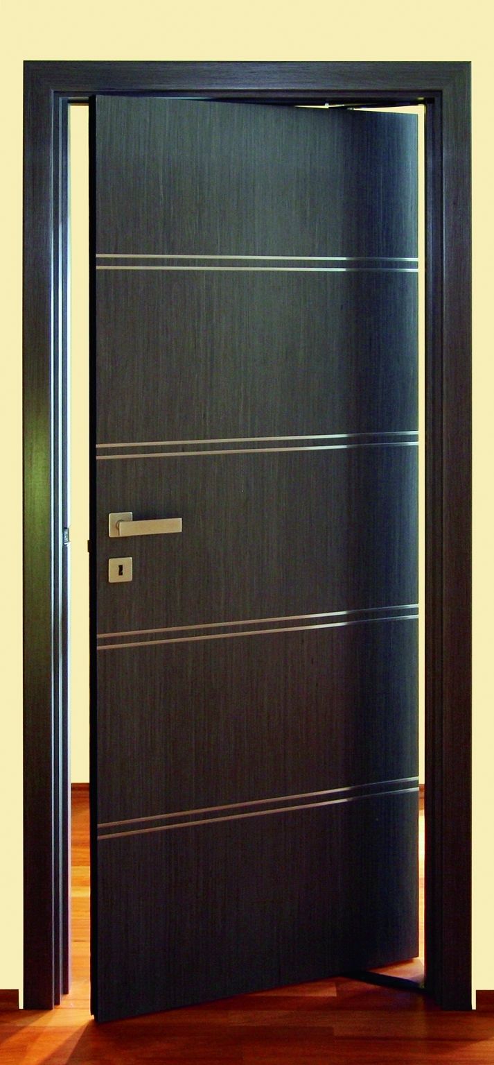 Posuvně kyvné dveře Lotos kombinují vlastnosti posuvného a kyvného otevírání, takže šetří místo. Tento způsob otevírání je ideální do bezbariérových bytů.
