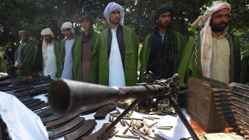 Bojovníci Tálibánu v západní provincii Herát odevzdávají zbraně. 