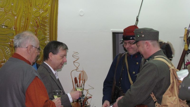 Historik Karel Herčík (vlevo) a ředitel Muzea Mladoboleslavska Luděk Beneš křtí sborník Boleslavica ’14