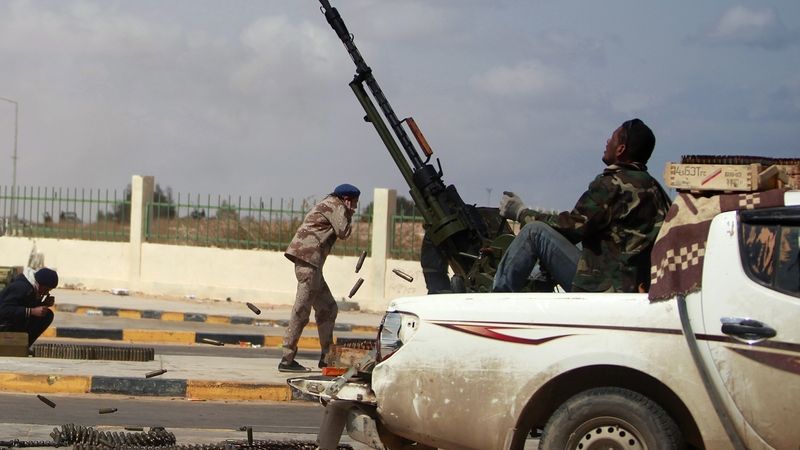 Libyjští vzbouřenci pálí na letadlo,