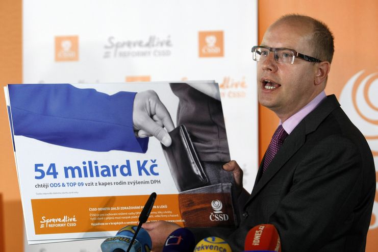 Šéf ČSSD Bohuslav Sobotka obhajuje volební bilboardy.