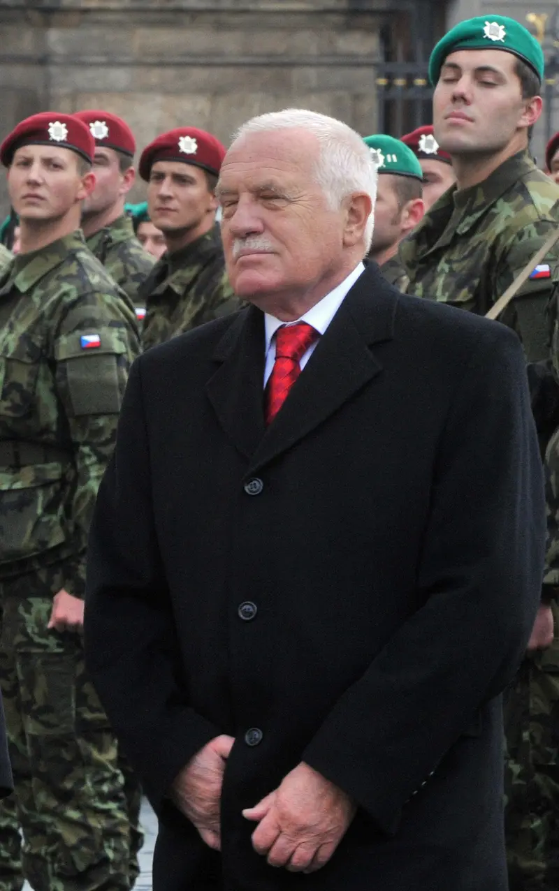 Klaus Na Vyroci Republiky Propujcil Bojove Prapory A Jmenoval Generaly Novinky Cz