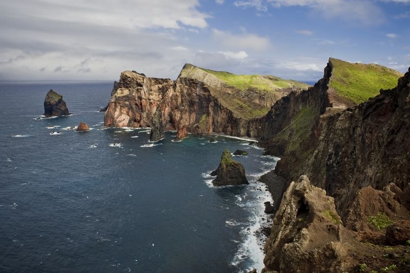 Při okružní cestě z Funchalu na západ se zastavte v Cabo Girao na 600 metrů vysokých, mimořádně strmých útesech s vyhlídkovou plošinou.