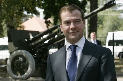 Ruský prezident Dmitrij Medvedev před památník embitvy v Kurské kose