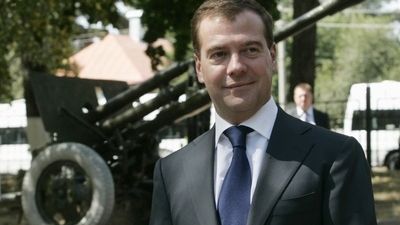 Ruský prezident Dmitrij Medveděv před památníkem bitvy v Kurské kose
