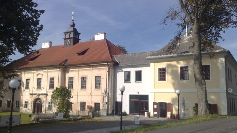 Pohled na nové opravenou část zámku Mlázovy nedaleko obce Kolinec na Sušicku.