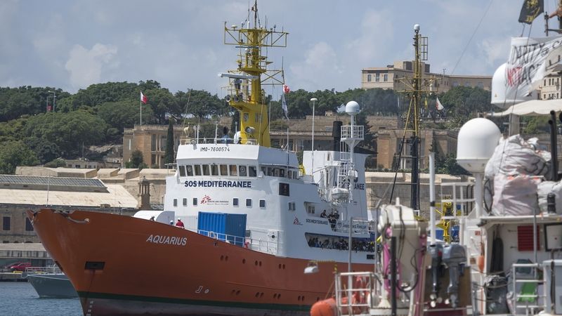 Loď Aquarius s migranty na palubě připluje na Maltu