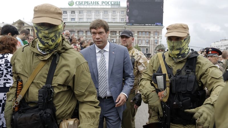 Bývalý ukrajinský poslanec Oleg Carev v doprovodu bojovníků separatistů