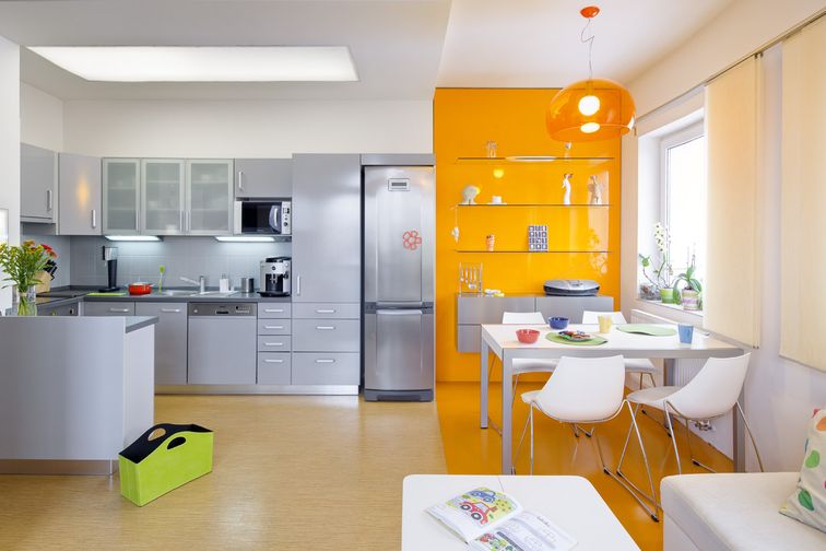 Architekt pojmenoval obývací pokoj pracovním názvem melounový podle barvy, která tu převládá. Proměna prostoru se povedla a majitelé si denně vychutnávají originální řešení!