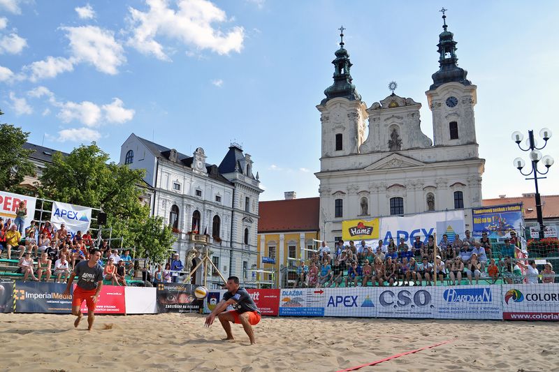 Slovácké léto nabídne jedinečnou možnost zasportovat si na písečné pláži uprostřed historického centra města Uherské Hradiště.