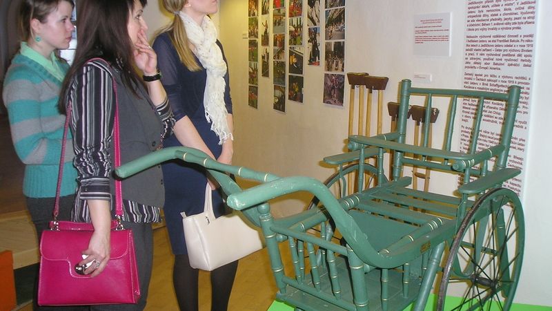 Výstava přibližuje také to, jak se o handicapované pečovalo v minulosti.