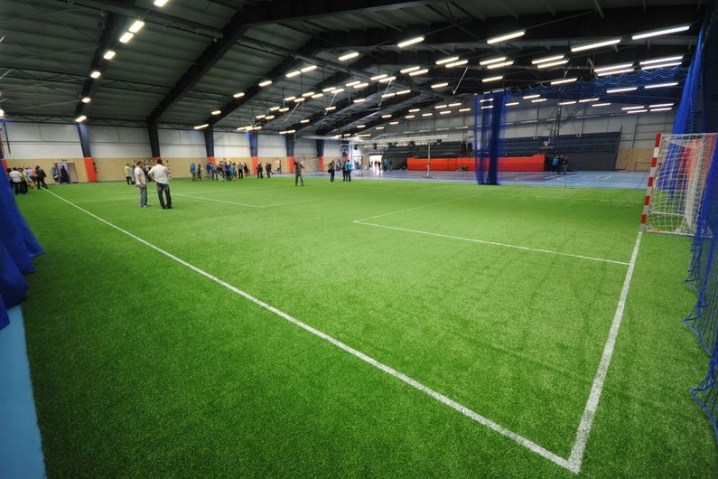 Nová sportovní hala v Bohumíně s umělou trávou páté generace.