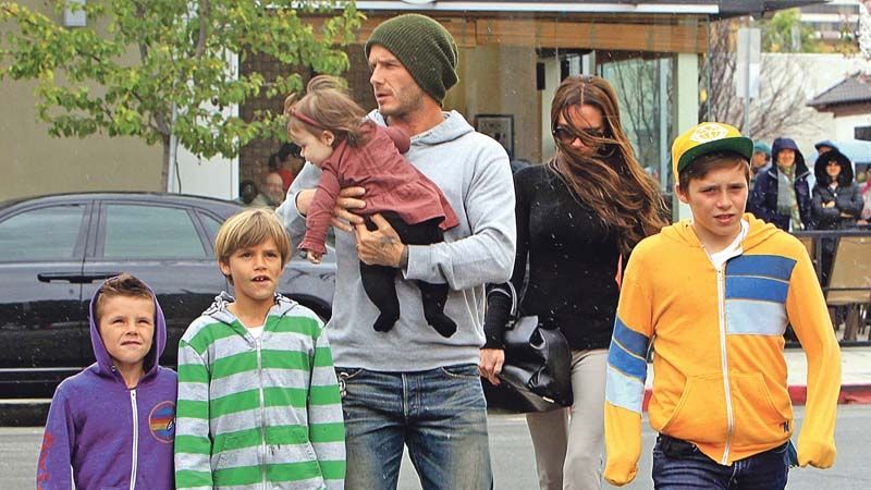 Victoria Beckhamová přivedla na svět všechny své čtyři děti císařským řezem. Na snímku s dětmi a manželem, fotbalistou Davidem Beckhamem. 