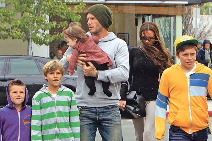 Victoria Beckhamová přivedla na svět všechny své čtyři děti císařským řezem. Na snímku s dětmi a manželem, fotbalistou Davidem Beckhamem. 