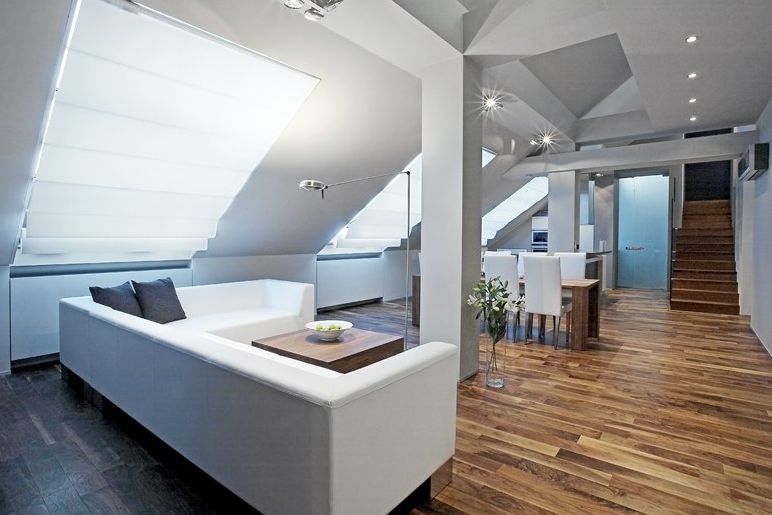 Velká okna, která vpouštějí do bytu dostatek přirozeného světla, jsou základem kvalitního bydlení v podkroví.