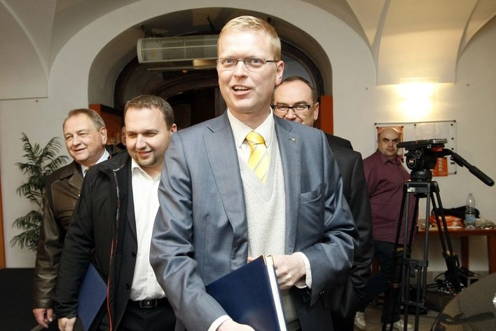 Jan Kasal, Marián Jurečka, Pavel Bělobrádek a Roman Línek přicházejí na jednání mezi zástupci ČSSD a KDU-ČSL.