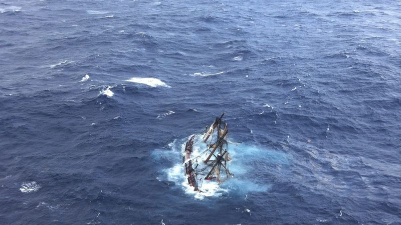 Potápějící se loď HMS Bounty