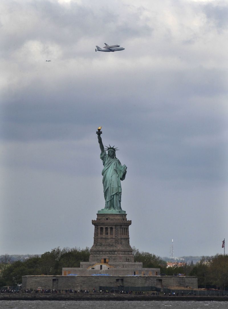 Upravený Boeing 747 přepravuje raketoplán nad sochou svobody . 