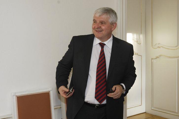 Premiér Jiří Rusnok čeká před návštěvou zasedání poslaneckého klubu ČSSD.