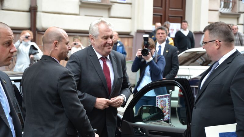 Prezident Miloš Zeman před krajským úřadem v Plzni. 